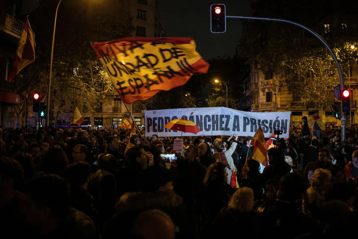 Meeleavaldajad üleeile õhtul Madridis Sotsialistliku Töölispartei (PSOE) peakorteri lähedal lipuga, millel kiri «Elagu Hispaania ühtsus» ja plakatiga «Pedro Sánchez vanglasse».