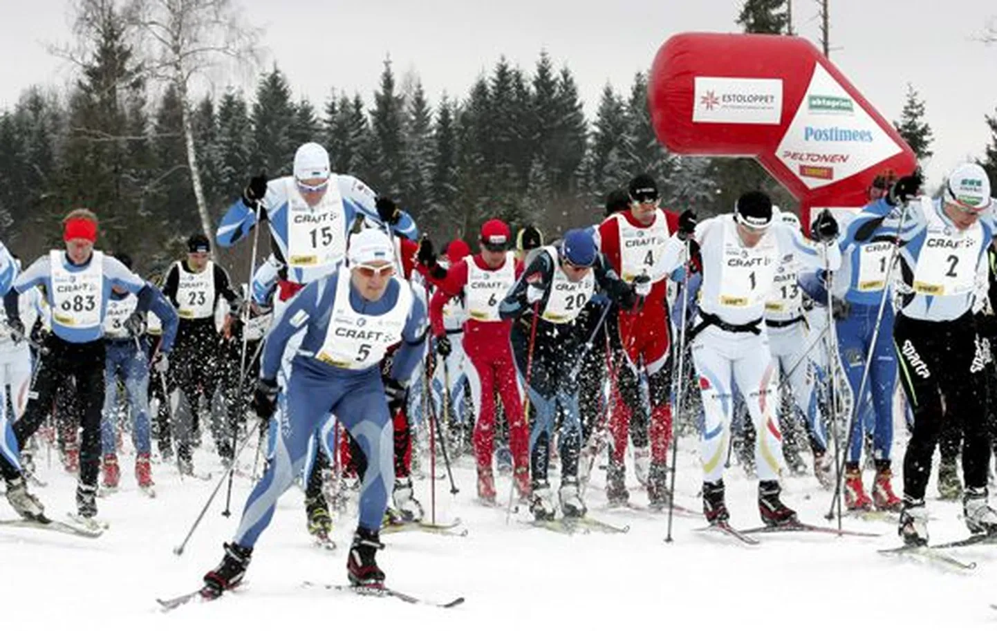 Tamsalu-Neeruti maratoni võitja Timo Simonlatser (nr 5) stardisirgel  liuglemas. Pildil paremal teise koha saanud Madis Vaikmaa (2).