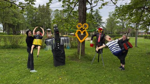 Tapa kunstiõpilaste valmistatud hernehirmutised valvavad suvel heinamaad Heimtalis