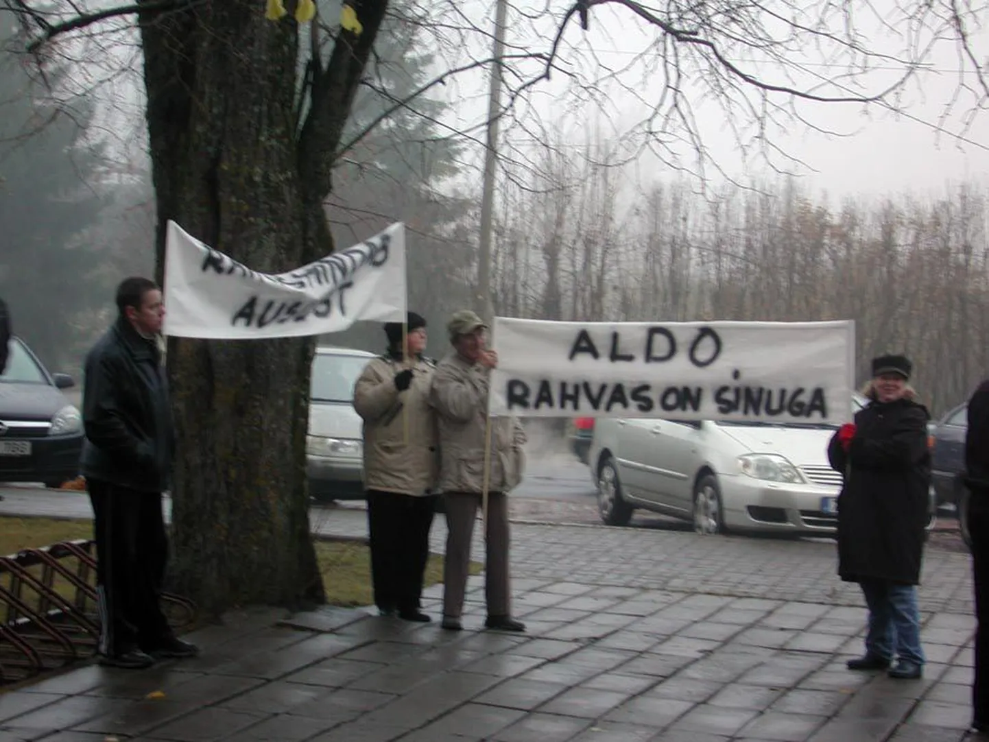 Möödunud aasta 2. novembril, kui Koeru vallavolikogu Aldo Tammele umbusaldust avaldas, tulid kohalikud elanikud teda vallamaja ette toetama.