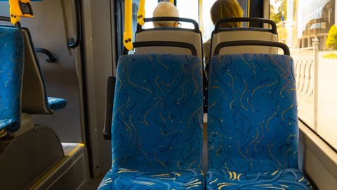 Почему в автобусах и поездах сиденья обтянуты тканью со странным узором