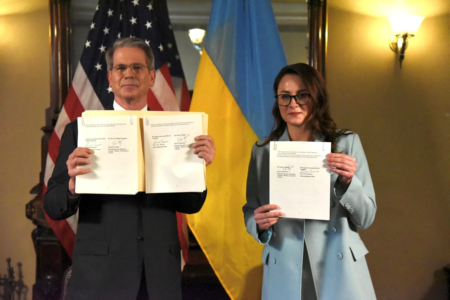 USA rahandusminister Scott Bessent ja Ukraina esimene asepeaminister Julija Svõrõdenko näitamas Washingtonis 30. aprillil 2025 allkirjastatud maavaralepingut.