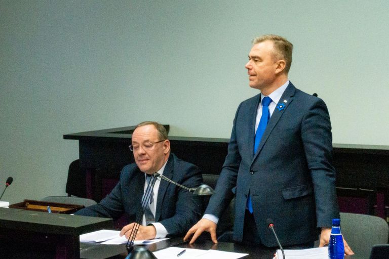 Pärnu linnavolikogu liige Ago Kalmer (paremal) kohtuistungil end süüdi ei tunnistanud.