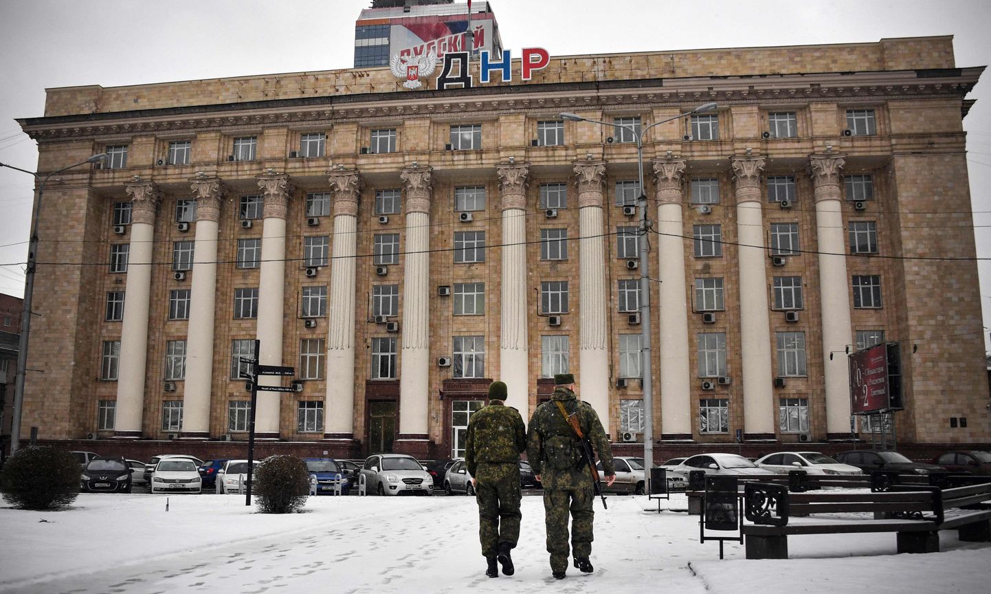 Sõdurid Donetski rahvanõukogu hoone ees.
