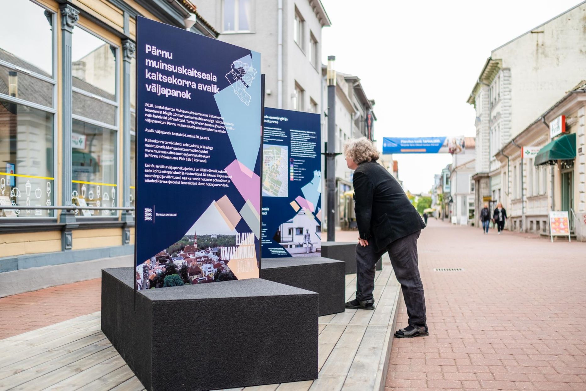 Rüütli ­tänavale seati üles Pärnu muinsuskaitseala teema­line välinäitus. Seda uudistas töörühma ­liige, arhitekt Tiit Raev.