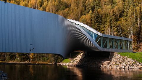 Norra skulptuuripargis asuv sürrealistlik muuseum keerleb üle Randselva jõe