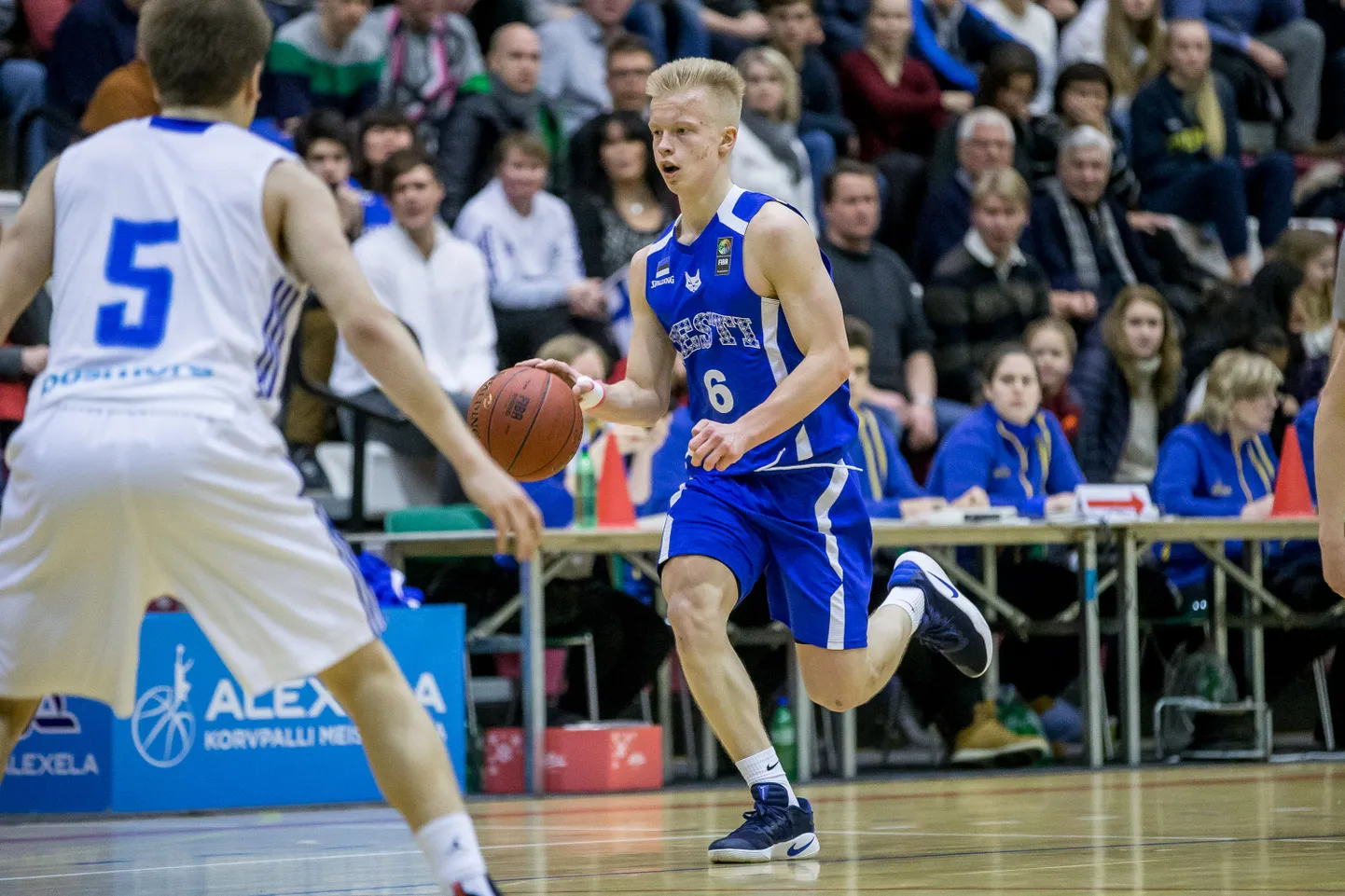Eric Schmalz (sinises) Saku Suurhallis mängus Soome noortekoondisega.