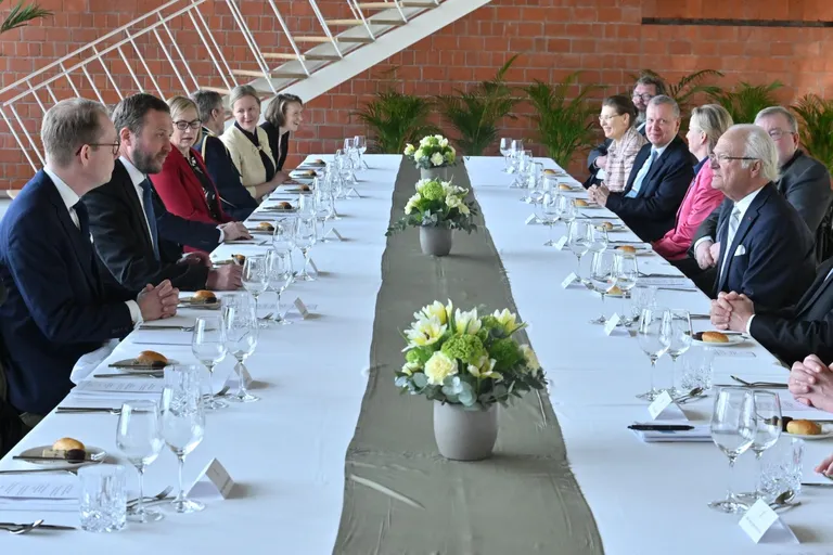 Välisminister Margus Tsahkna ja Rootsi kuningas Carl XVI Gustaf lõunasöögil.