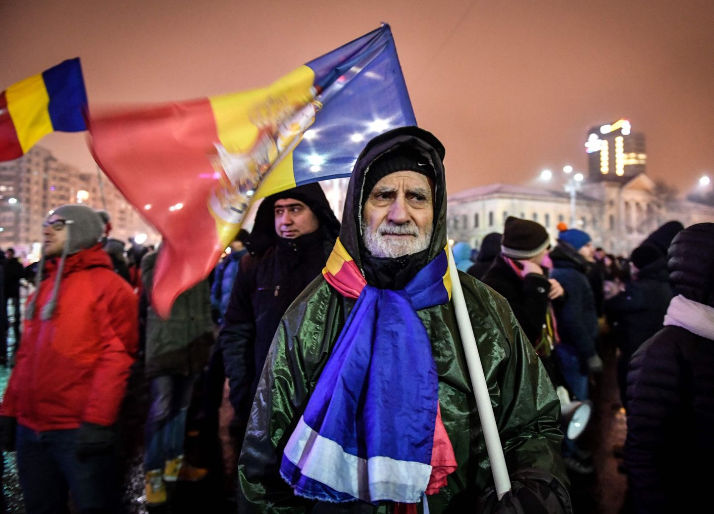 Rumeenia võimude seaduseelnõud, mis kriitikute hinnangul õõnestavad kohtusüsteemi sõltumatust ja teevad keerulisemaks korruptsiooni väljajuurimise, on kutsunud riigis esile proteste. Pildil inimesed meeleavaldusel Bukarestis valitsuse tööpaiga ees veebruaris.