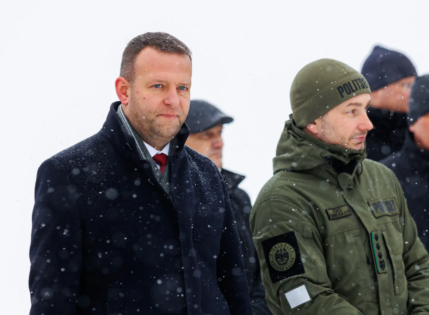 Глава МВД Эстонии Лаури Ляэнеметс и руководитель пограничной службы Вейко Коммусаар на восточной границе Эстонии, декабрь 2023 года.