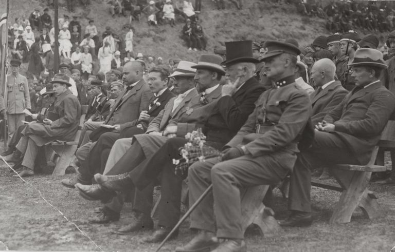 Üleriigilise noorte püha avamine Tartus Kalevi spordiplatsil (1921). Esireas paremalt esimene Leopold Tõnson, tema kõrval ülikooli rektor Henrik Koppel, Jaan Tõnisson ja teised aukülalised.