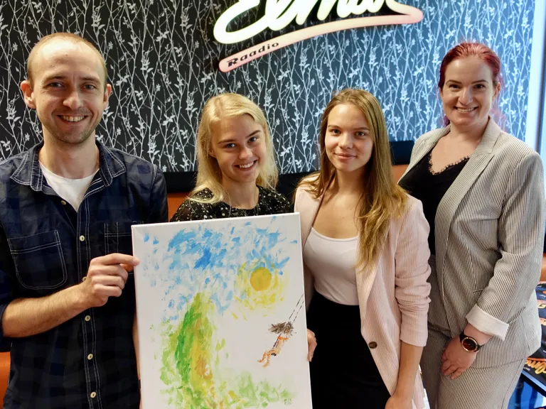 Raadio Elmari poolt osaleb oksjonil pilt teemal "Lapsepõlv", mille autoriks on Priit Rand. Fotol on Tambet Ind, Marianne Tamm, Annabell Sarapuu ja Tiiu Sommer.
