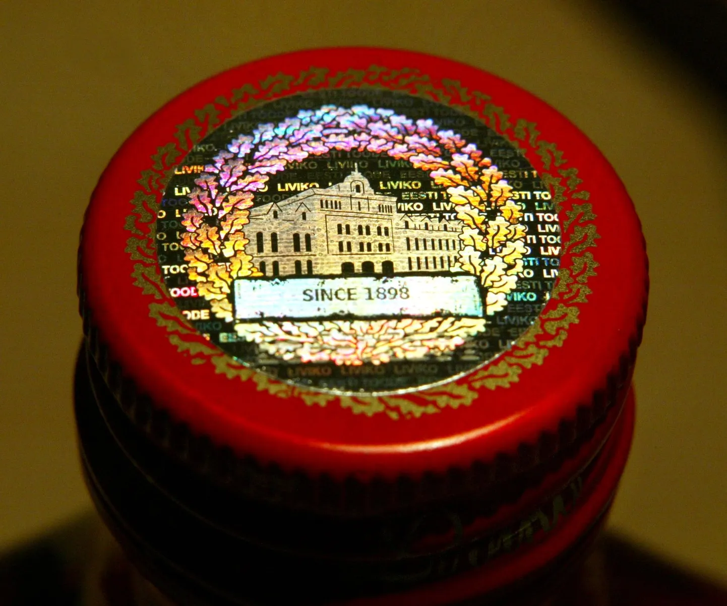 TLMPM03: AS LIVIKO:TALLINN, EESTI, 20DEC05.
Alkohol. Alkoholipudelite märgistamine hologrammiga. Pildil Liviko hologrammkleebis pudelikorgil.
th/Foto TOOMAS HUIK/POSTIMEES