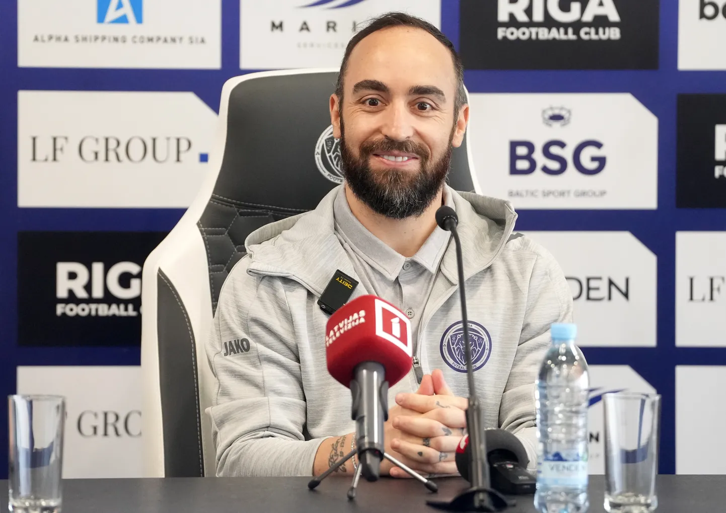 Portugāļu telpu futbola spēlētājs Rikārdo Filipe da Silva Braga jeb Rikardinju piedalās preses konferencē, kurā informē par pievienošanos telpu futbola komandai "Rīga".