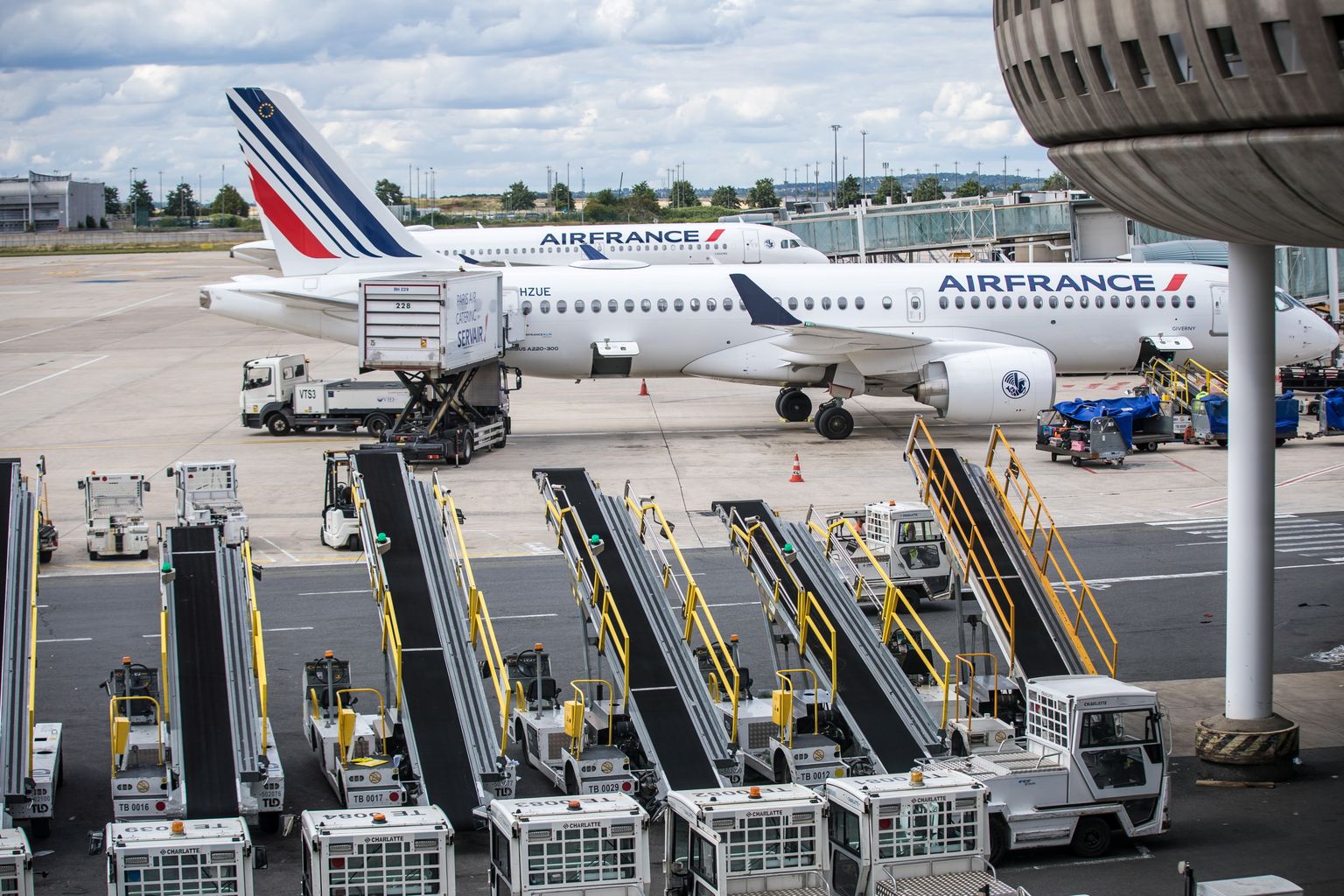 Air France'i lennukid pargituna Pariisi Charles de Gaulle'i lennuväljal.