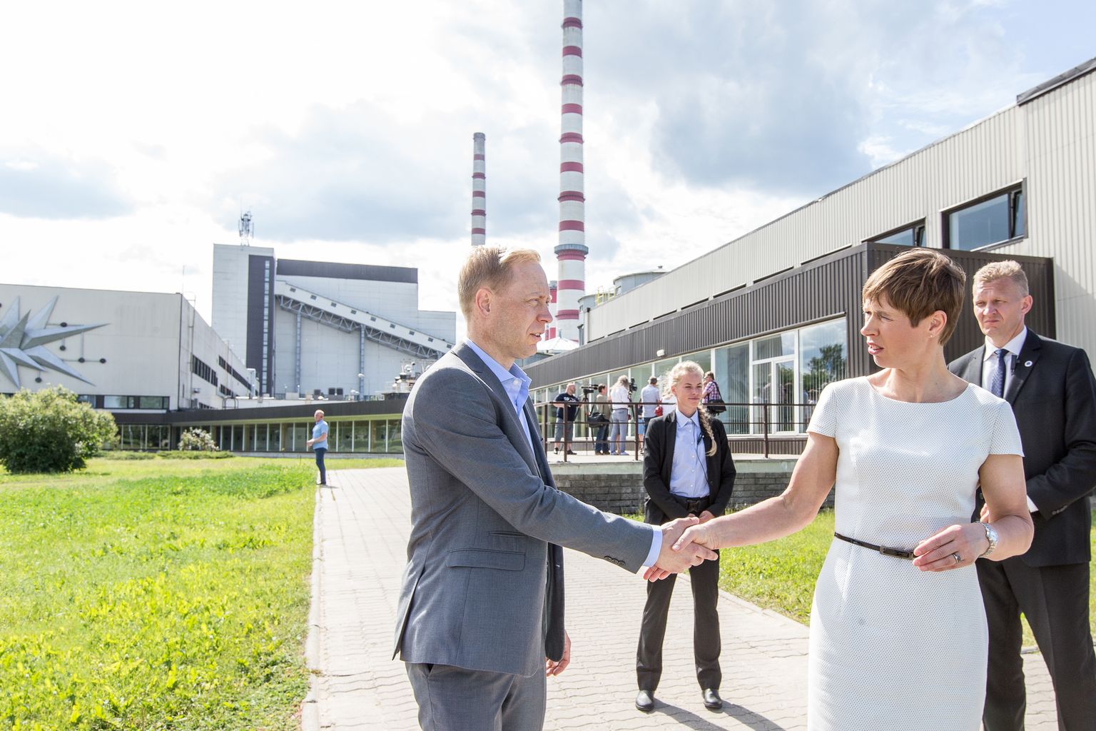President Kersti Kaljulaid surub lahkudes kätt Eesti Energia juhatuse liikmel Raine Pajol, kel tuleb koos valitsusega leida sügiseks lahendused, mis saab sügisel rohkem kui tuhandest kaevurist ja energeetikust, kelle töö on saastekvootide kõrge hind ära võtnud.