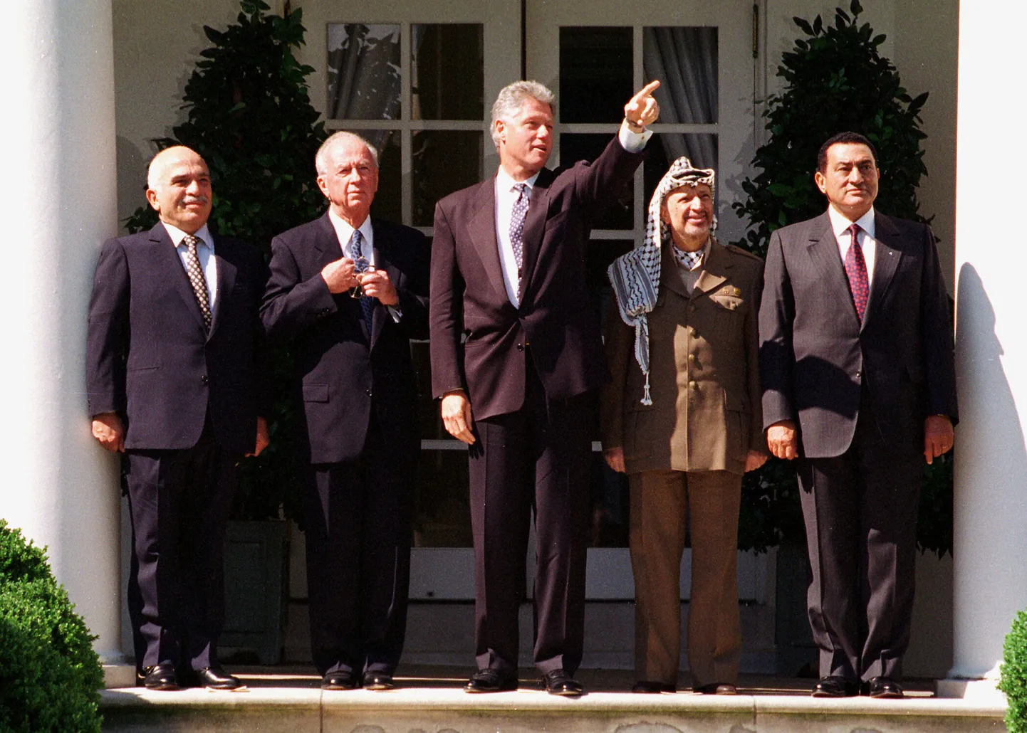 Üks lootusrikas Iisraeli-Palestiina konflikti lahendamise hetki oli Oslo rahulepingu sõlmimine USA presidendi Bill Clintoni vahendusel 28. septembril 1995. Pildil (vasakult) Jordaania kuningas Hussein, Iisraeli peaminister Yitzhak Rabin, USA president Bill Clinton, Palestiina omavalitsuse juht Yasser Arafat ja Egiptuse president Hosni Mubarak. Ning mõelgem nüüd korraks, mis on nendest meestest saanud.