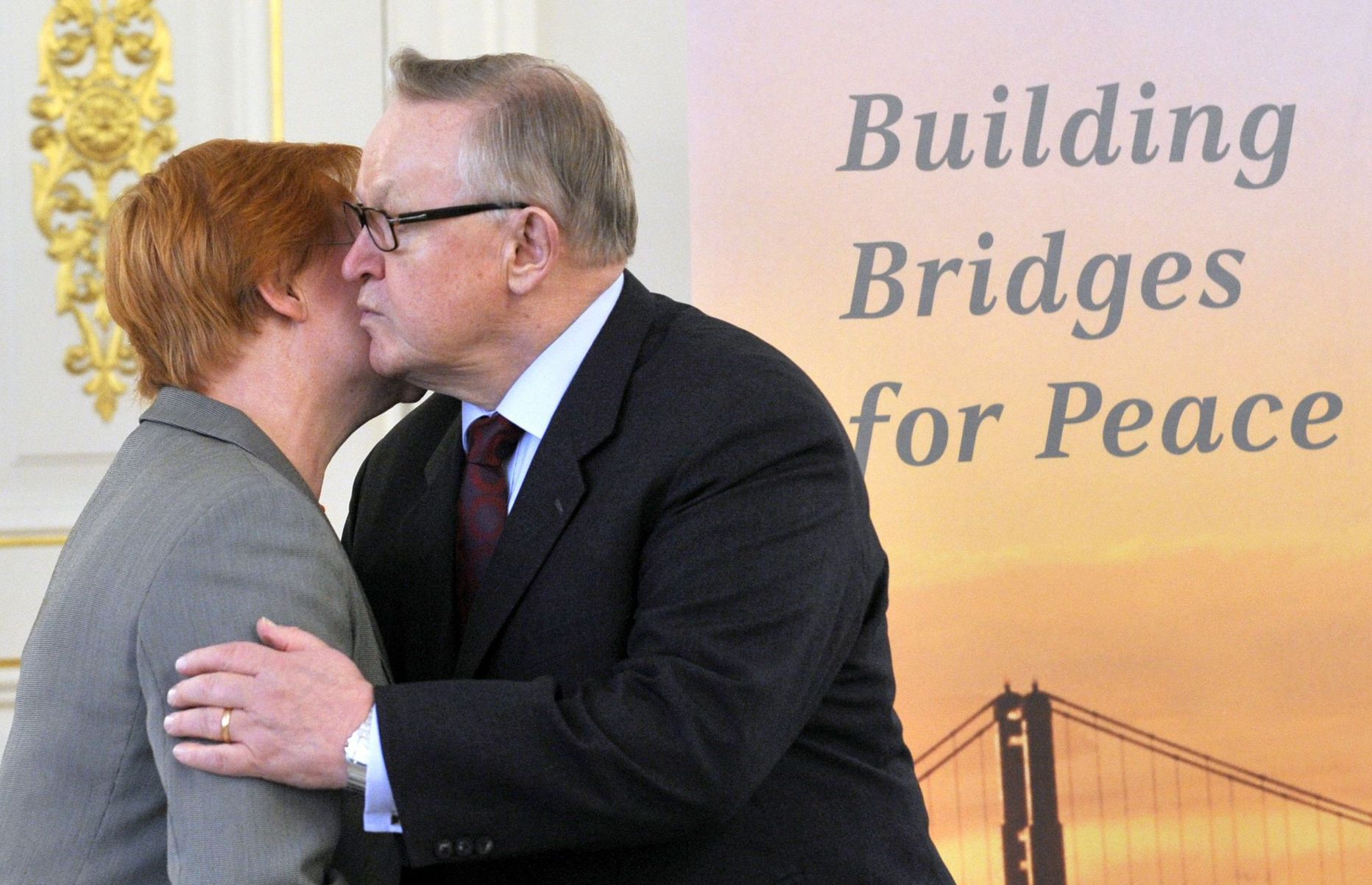 Soome endine riigipea Martti Ahtisaari embamas ametisolevat presidenti Tarja Haloneni.