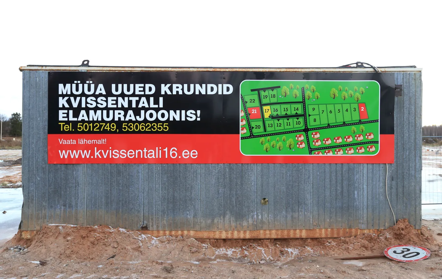Kruntide müügikuulutus Kvissentali elurajoonis. Müügis on ka krunt aadressil Hauskari 3, kuid praeguse seisuga sellel ehitusluba pole, kuna naaberkruntidel kasvab ahtalehine ängelhein
