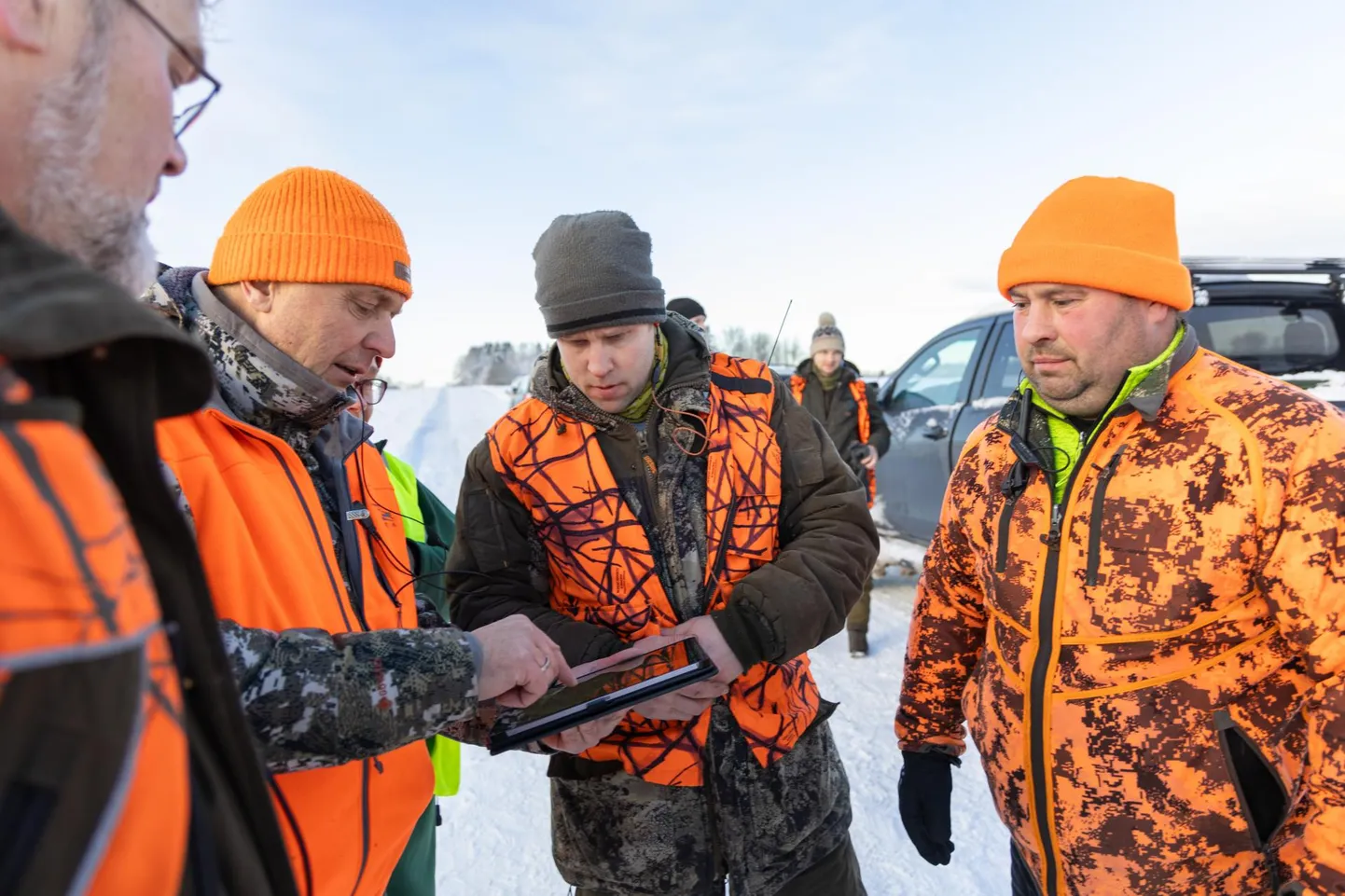 Enne metsa minekut vaatavad jahimehed kaarti ja peavad aru, kes kuhu läheb. Pildil keskel on pühapäevase jahi juht Alar Kolomets.