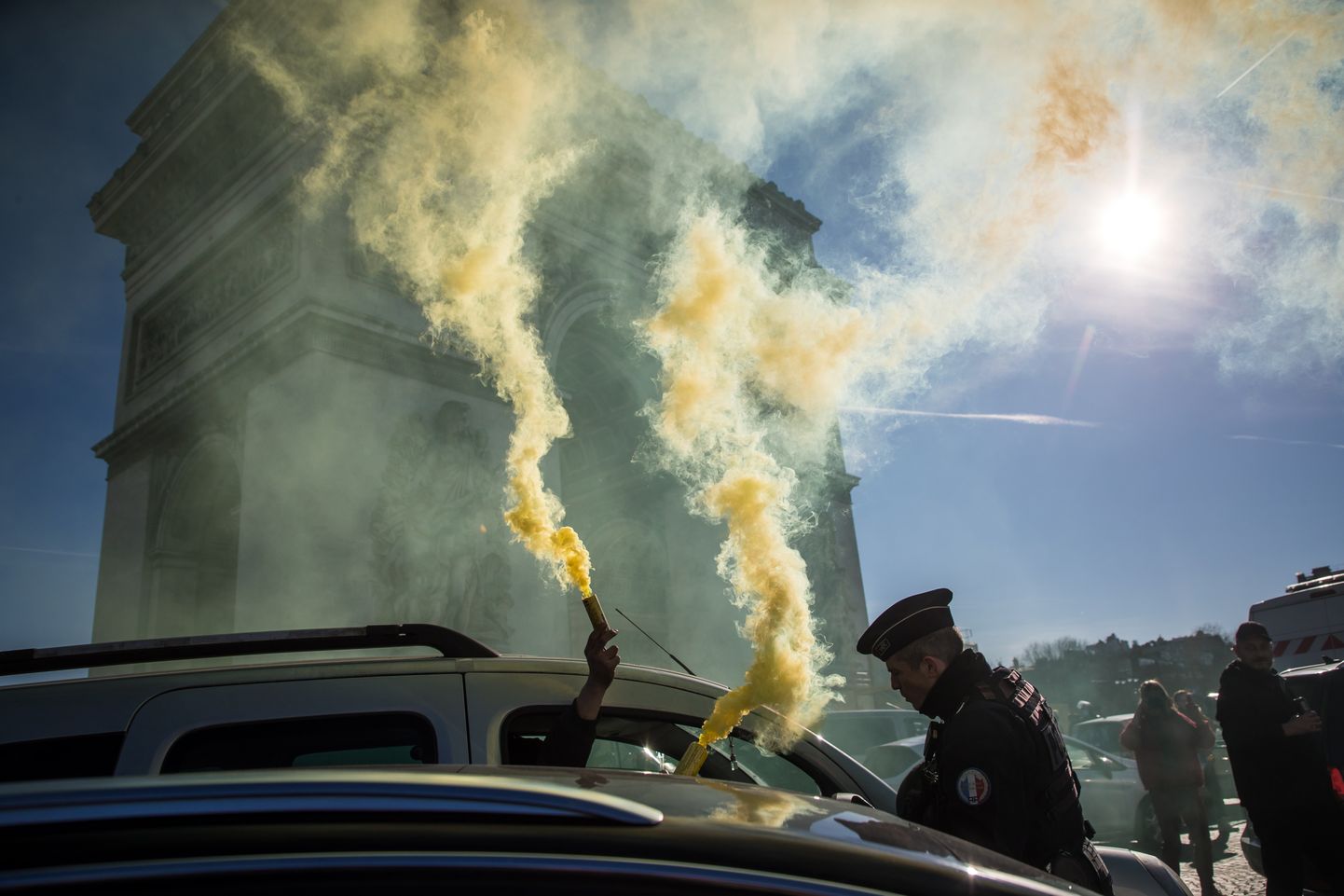 Politsei ohjamas liiklust tõkestavaid meeleavaldaid Pariisi Triumfikaare ees.