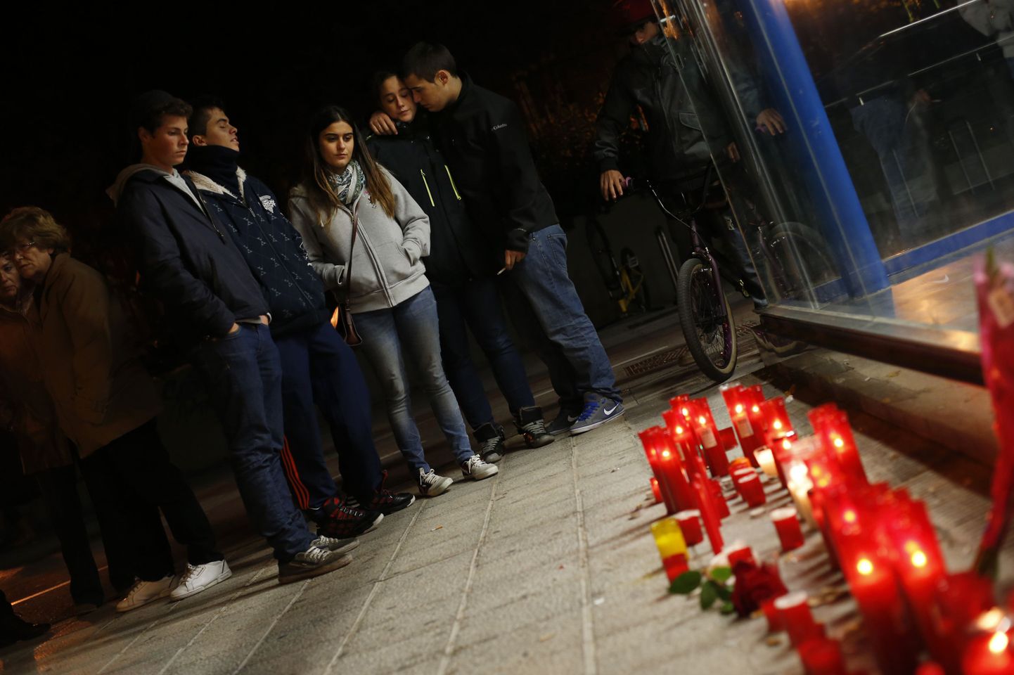 Madridi halloween´i peol hukkunute mälestuseks asetatud küünlad