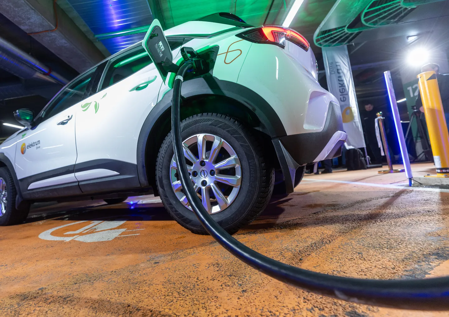 Elektriauto laadimine. Pilt on illustratiivne.