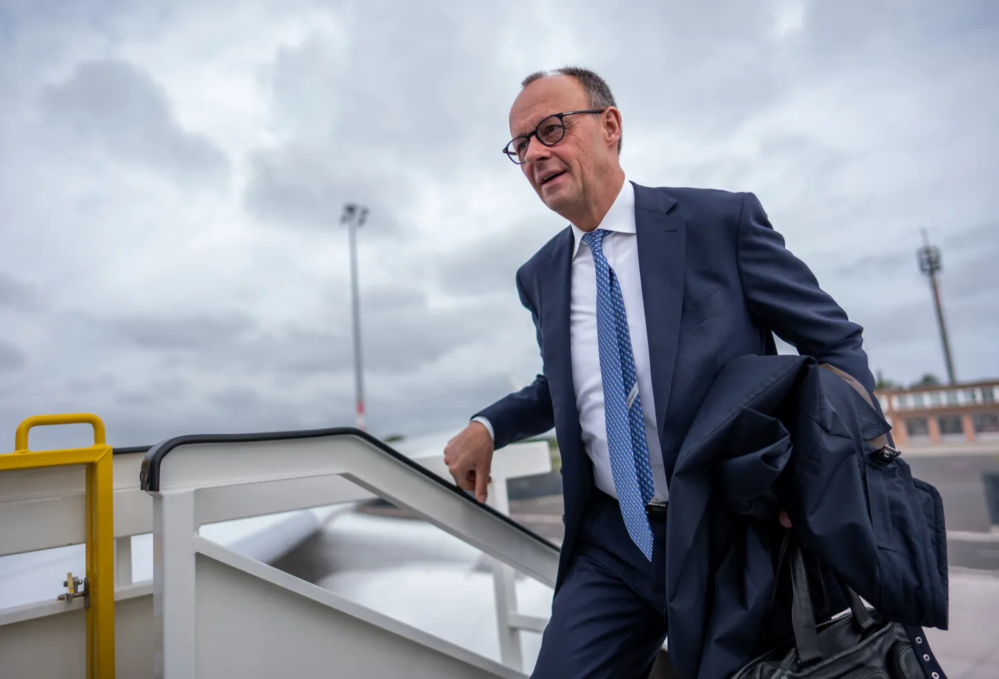 Saksa liidukantsler Friedrich Merz Berliinis Luftwaffe lennukisse astumas, et asuda teele Leedu poole.