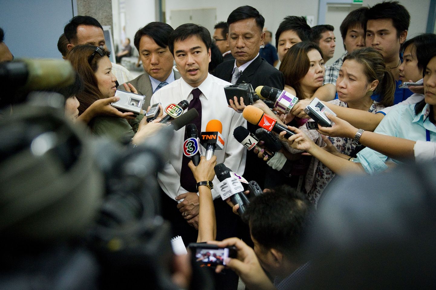 Tai peaminister Abhisit Vejjajiva (keskel) andmas pressikonverentsi Bangkoki haiglas, kus ta haavata saanud parlamendisaadikut Pracha Prasopdeed täna külastas.