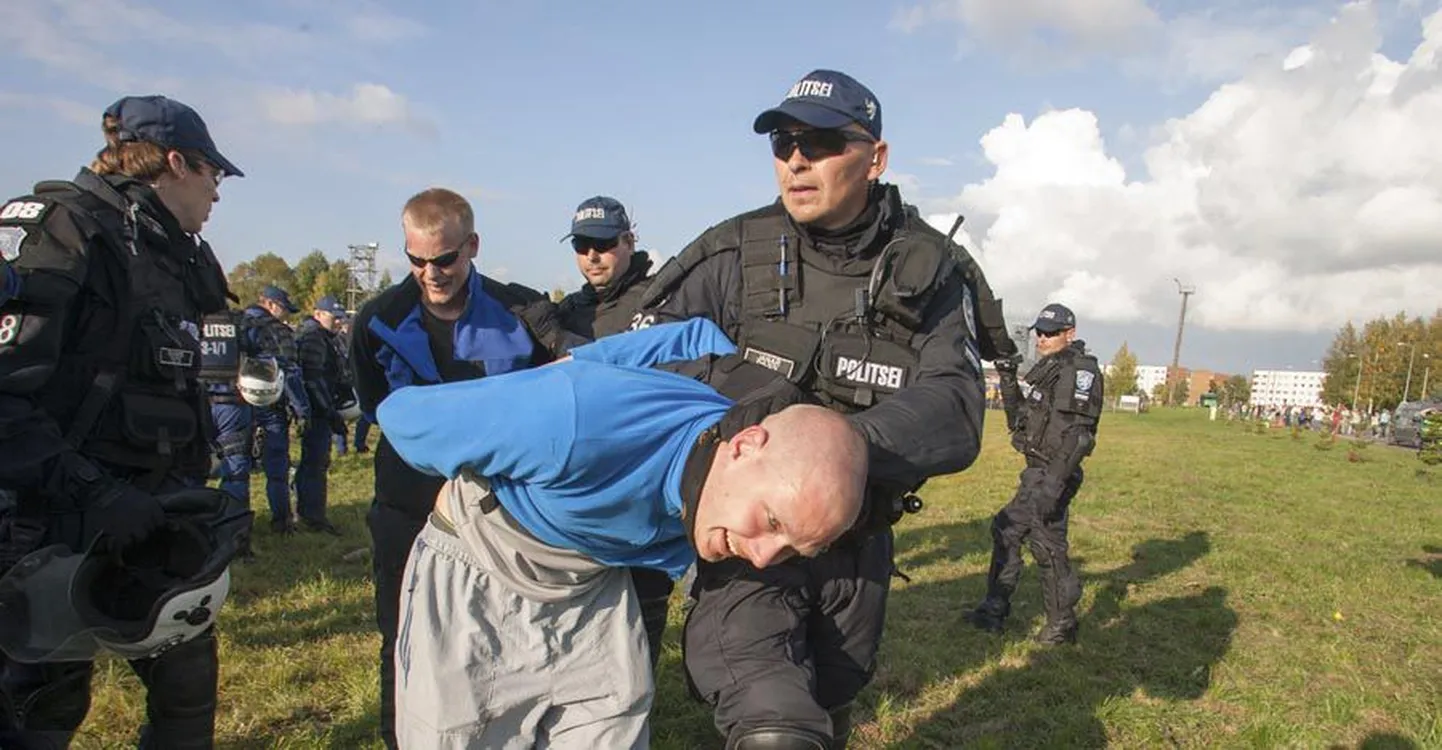 Rahutu rahva esindaja on naftabaasi juures märulipolitseiniku raudses haardes.