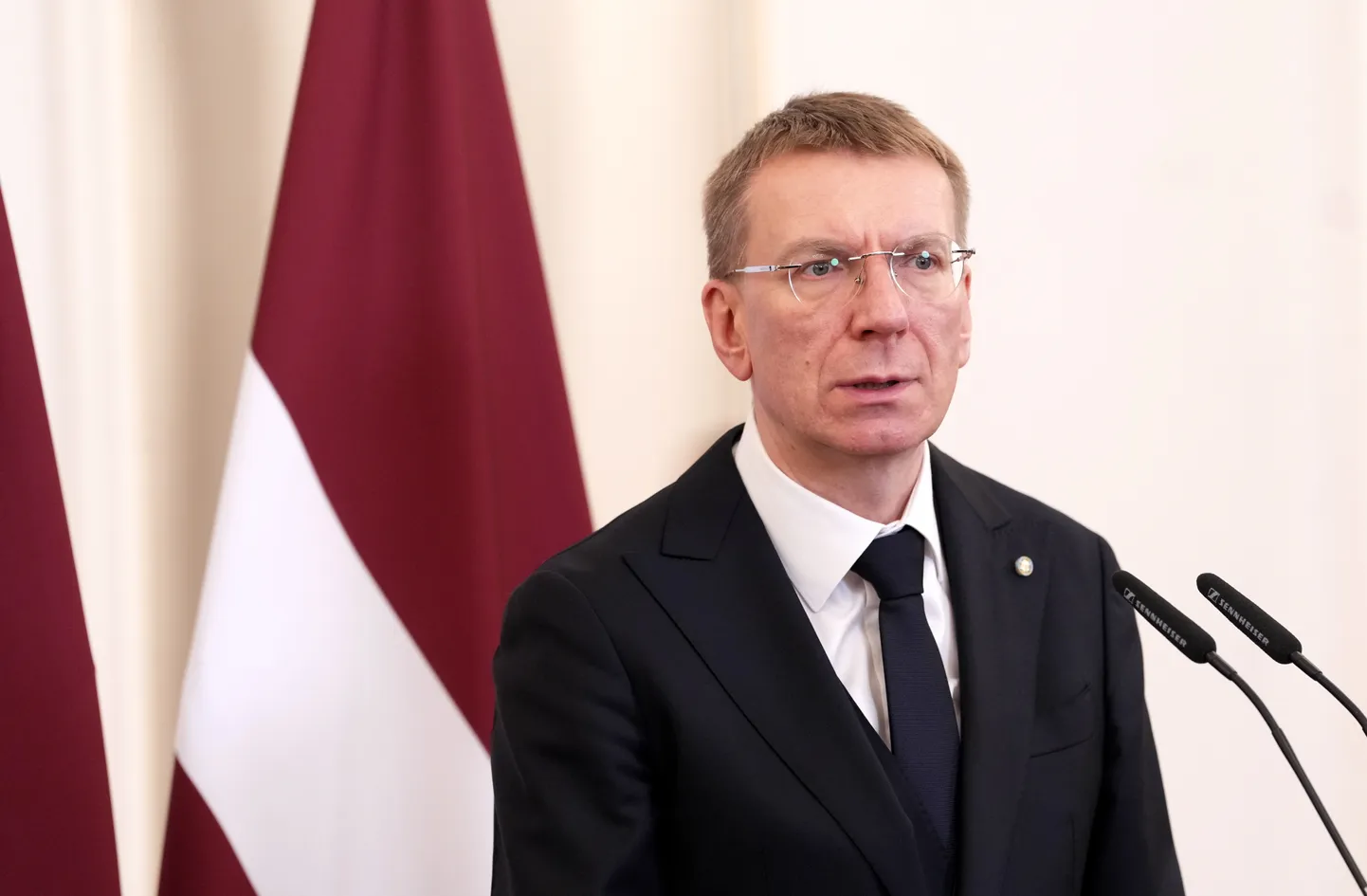 Valsts prezidents Edgars Rinkēvičs piedalās preses konferencē pēc tikšanās ar Slovēnijas prezidenti Rīgas pilī.