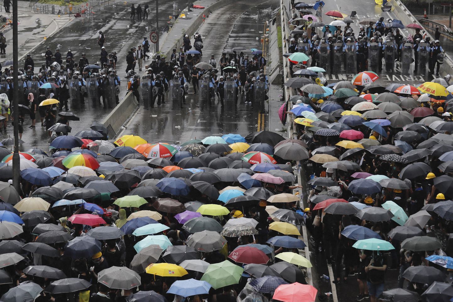 Honkongas policija pret protestētājiem liek lietā stekus