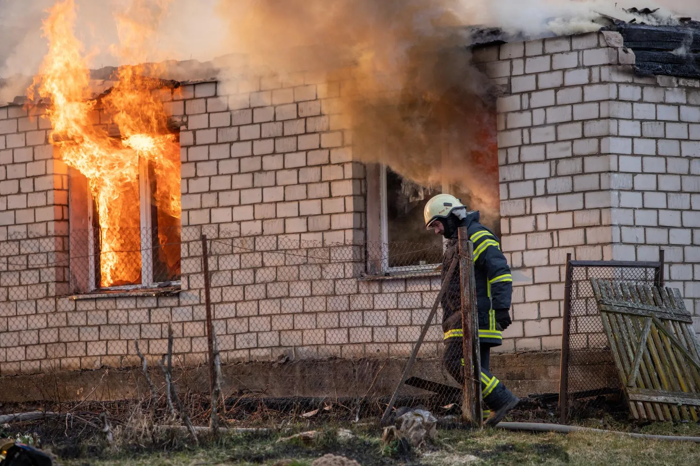 Спасательные автомобили не попали на место происшествия и воду, необходимую для тушения пожара, после долгих поисков нашли в лесном пруду.