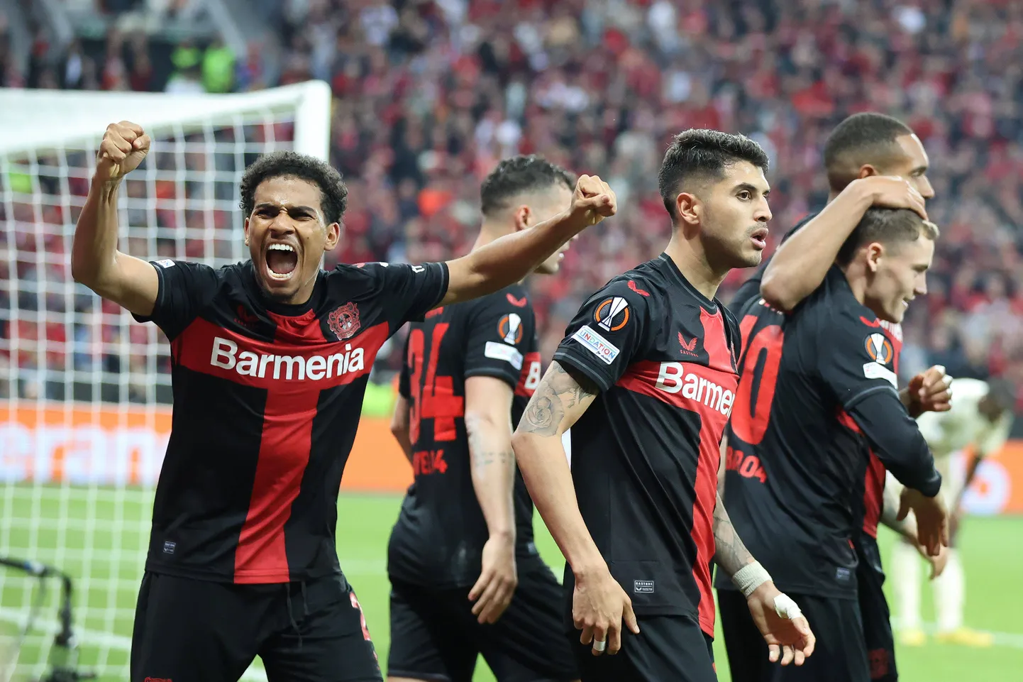 Leverkuseni Bayeri mängumehed väravat tähistamas.