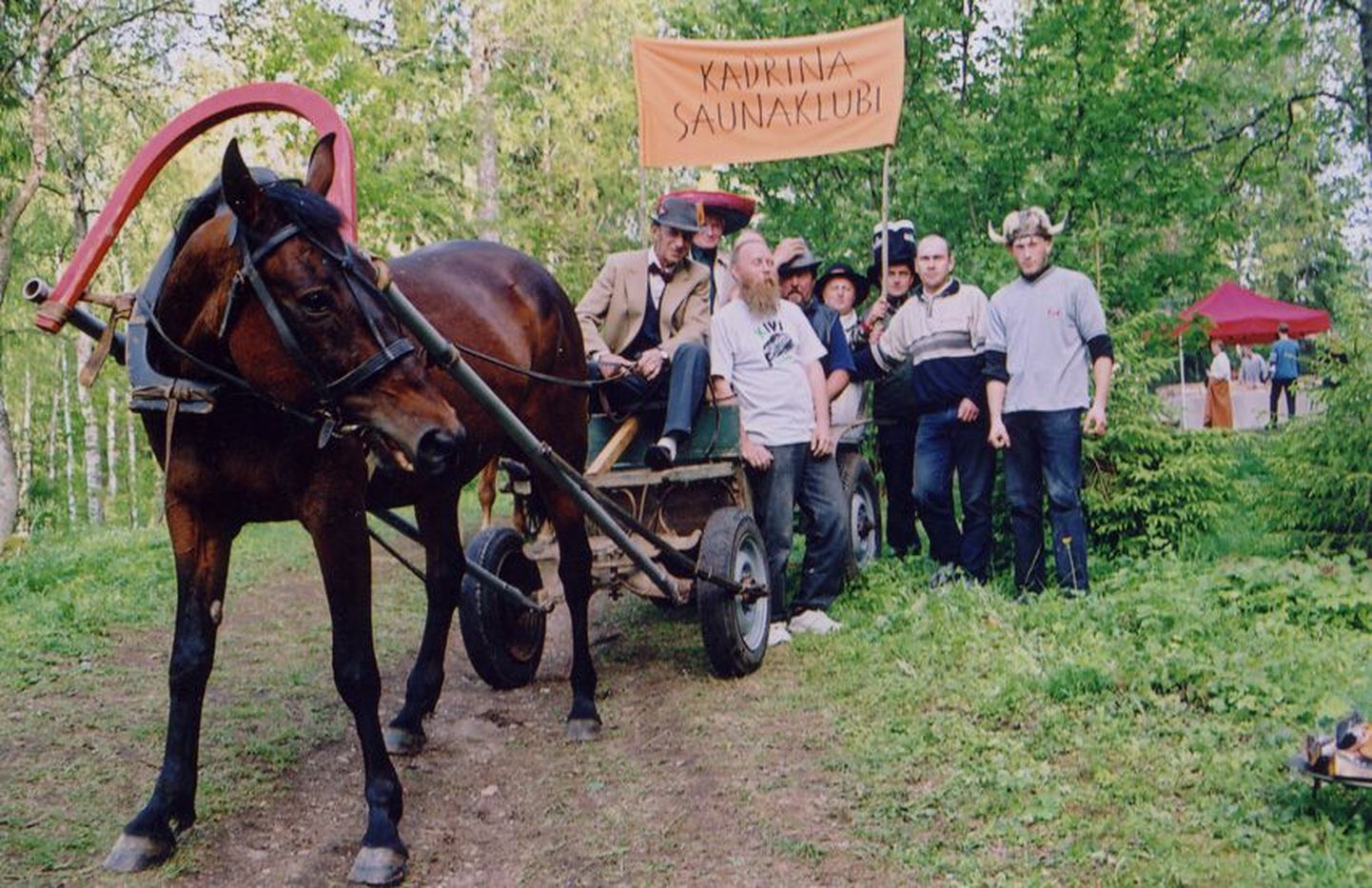 2003. aasta suvel mängis Rakvere teater Neeruti mägedes Kalevipoja-ainelist etendust. Skulptor Simson von Seakyll rajas skulptuuri, mille tarvis vedas saunaklubi maakive.