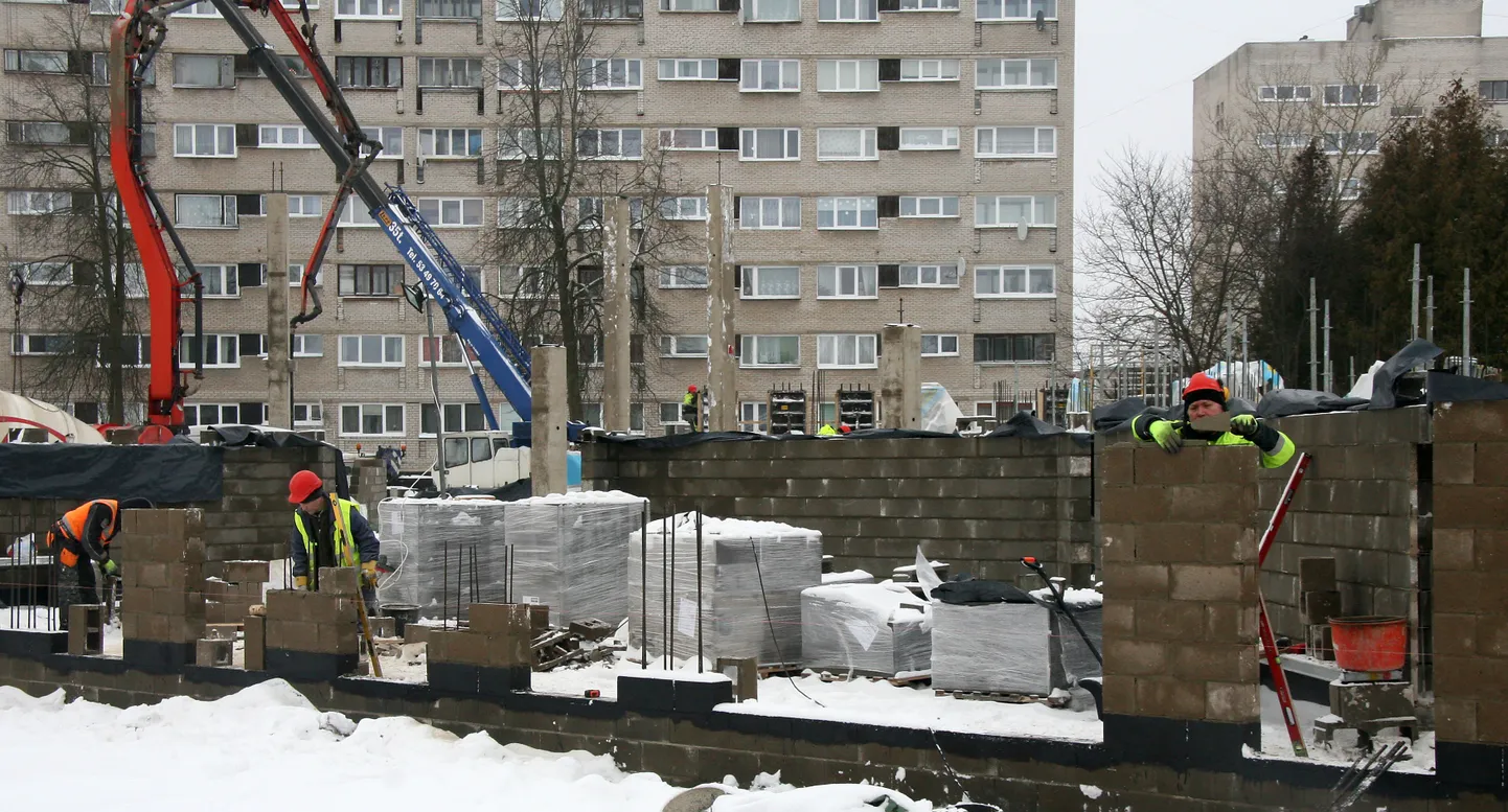 Kuigi Kohtla-Järve riigigümnaasiumi ehitus juba käib, on linna eestikeelne kogukond ärevil, et kui see riigi plaanitud kava järgi uksed avab, kaob linnast kvaliteetne eestikeelne gümnaasiumiharidus ning kohalikud eestlased peavad hakkama hariduspagulasteks.