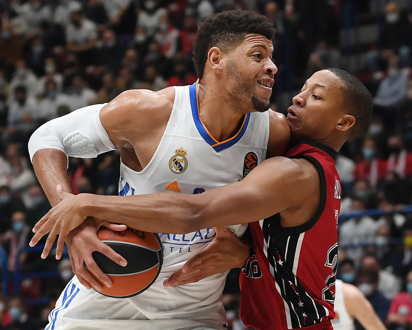 Walter Tavares (palliga) on üks vähestest Madridi Reali korvpalluritest, kes oleks valmis praegu platsile jooksma.