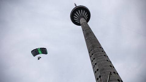 Langevarjur takerdus 80 meetri kõrgusel Tallinna teletorni külge