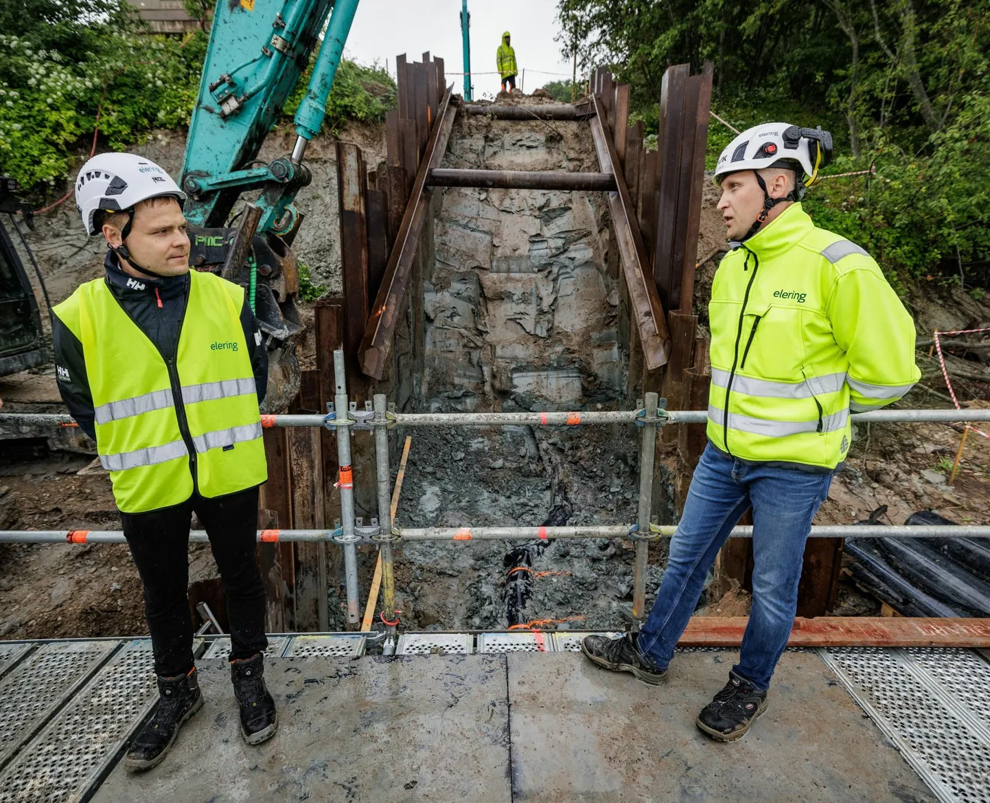 EstLink 2 merekaabli parandustööd tänavu juulis. Vasakult Eleringi juhatuse liige Reigo Kebja ja EstLinkide käidu üksuse juht Reigo Haug. Taustal kaabli rikkekoht.