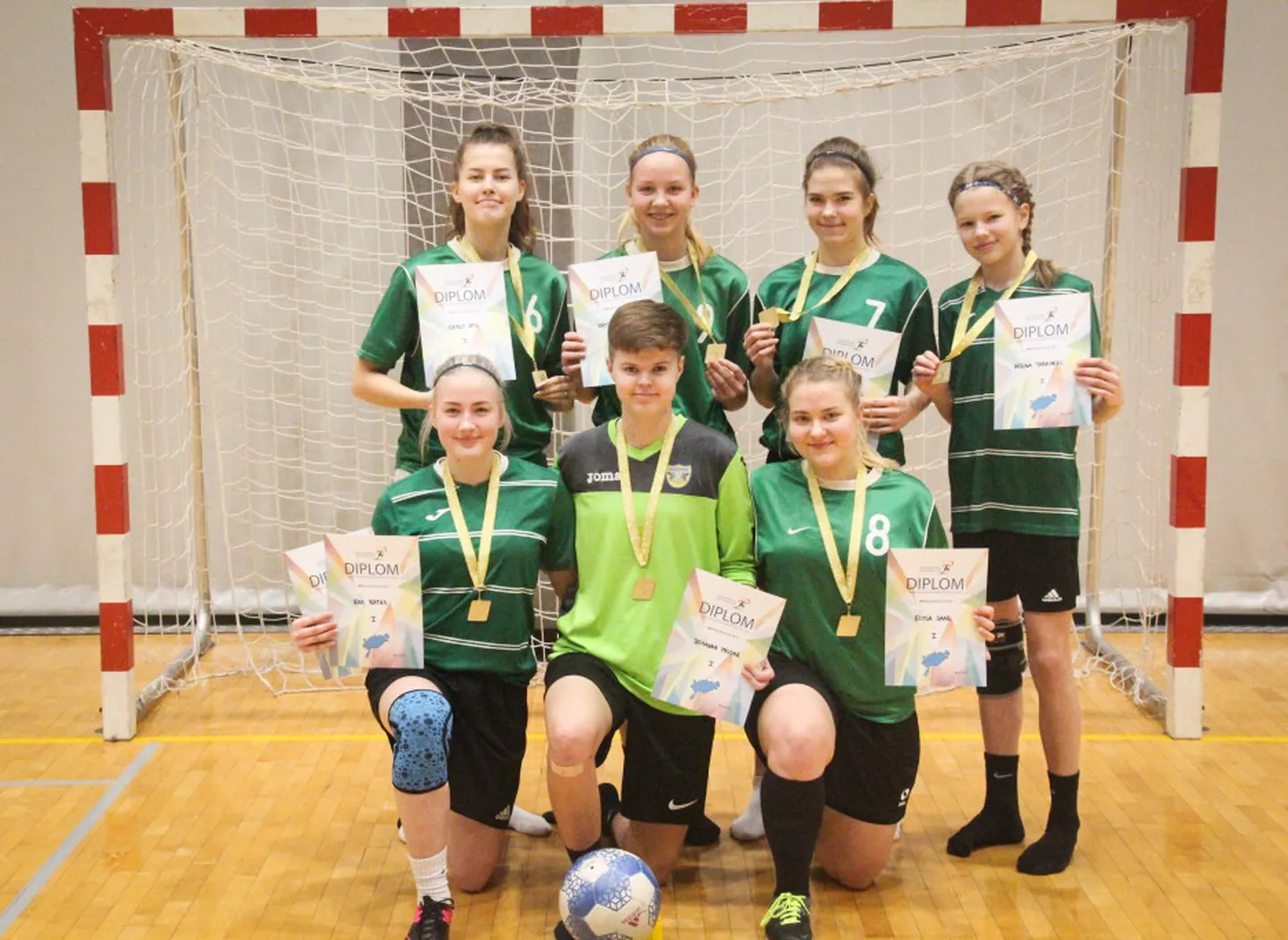 Võidukas naiskond medalite ja diplomitega.