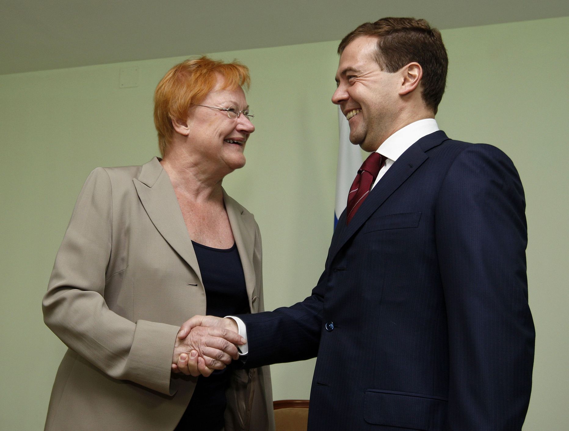 Tarja Halonen ja Dmitri Medvedev mullu soome-ugri kongressil kätt surumas.
