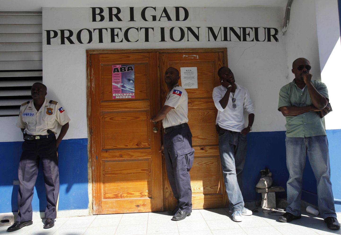 Haiti politseinikud valvamas Port-au-Prince'i jaoskonna ees.