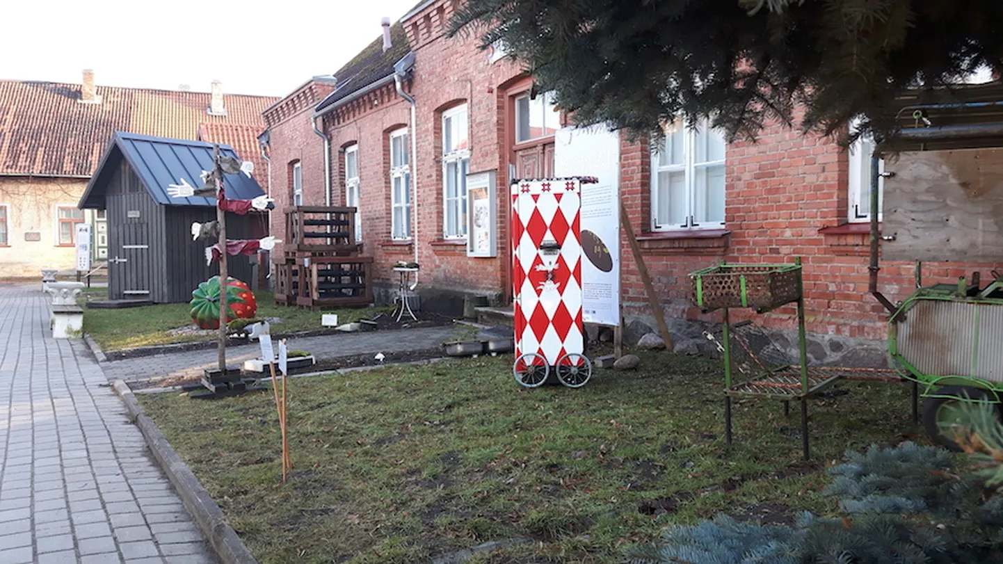Näitus «MITTE silmist, MITTE meelest» algab juba õuest. Vaade Kondase Keskusele.