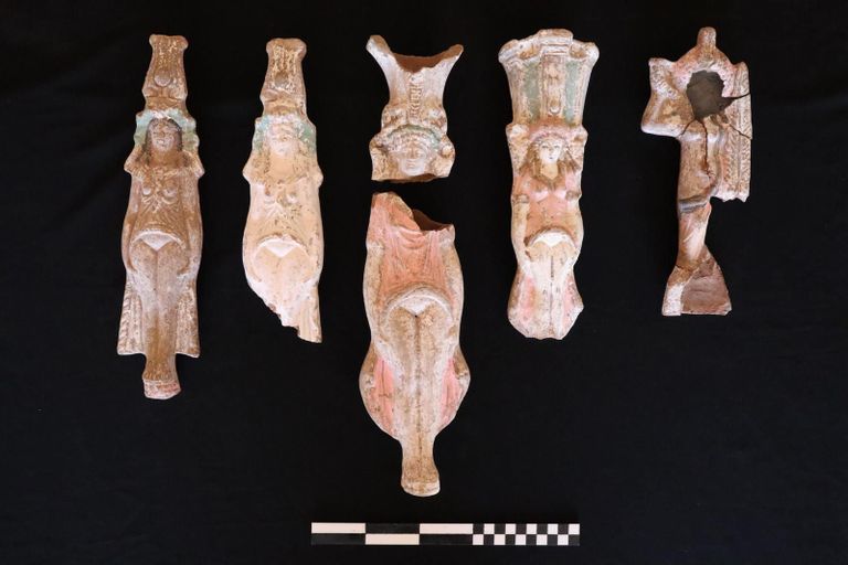 Egiptuses Saqqaras asuvast katakombist leitud terrakotakujud, mis kujutavad Vana-Egiptuse jumalannat Isist ja Vana-Kreeka jumalannat Aphroditet