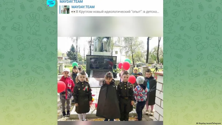 В Кричеве детей дошкольного возраста одели в специально пошитую военную форму и повели к военным могилам.