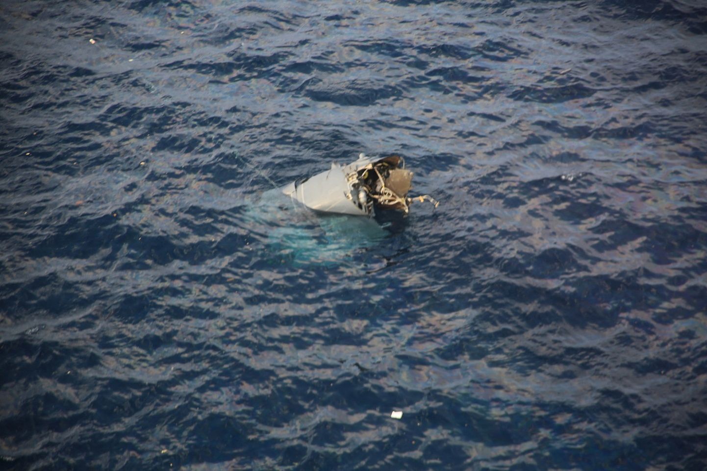 Täna alla kukkunud USA sõjaväelennuki Osprey arvatav detail Jaapanis Yakushima saare juures.
