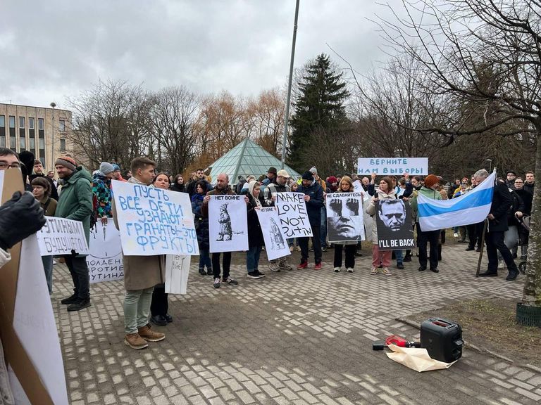Протестная акция напротив российского посольства, Рига.