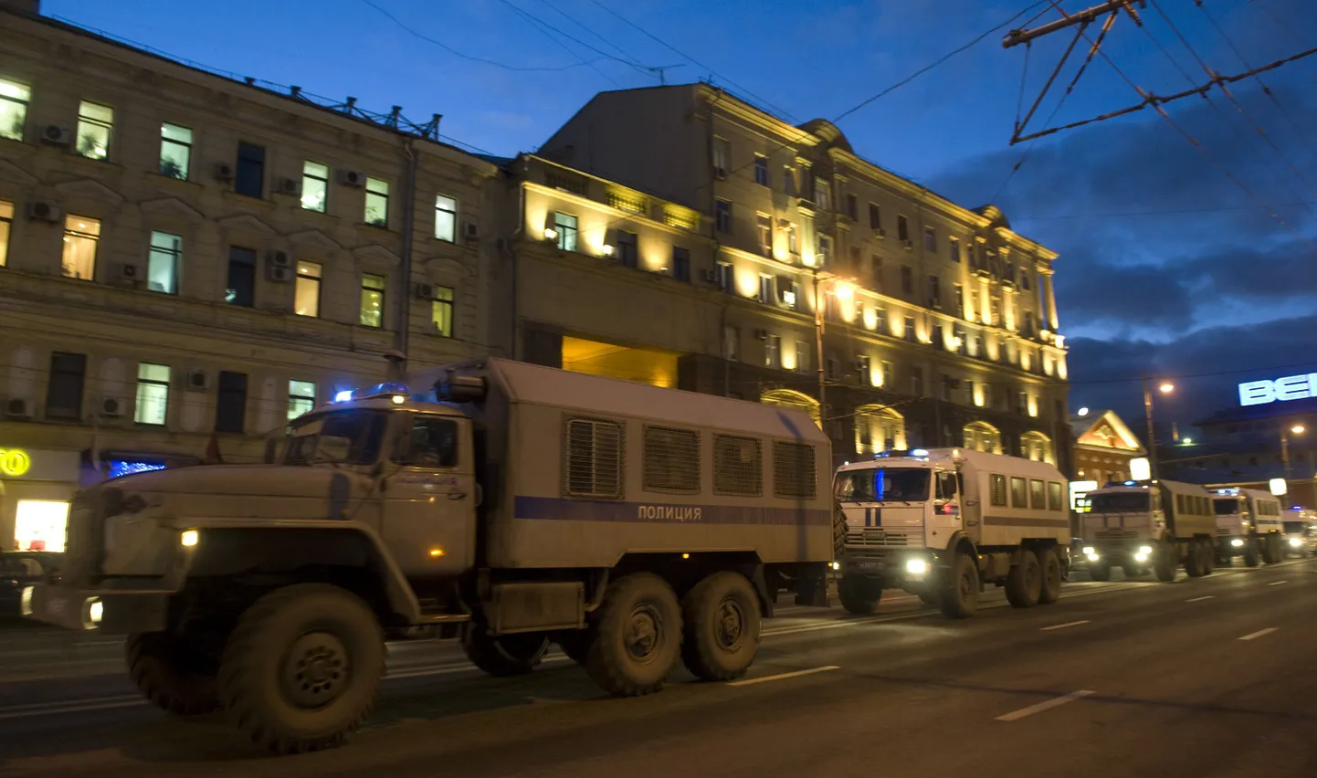 Vahetult pärast 4. detsembri riigiduuma valimisi oli Moskvas Puškini väljakul rohkelt igasuguseid militaarsõidukeid.