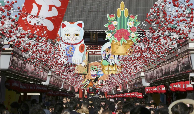 Uueaastakaunistused Tokyos Asakusa Sensoji budistliku templi juures