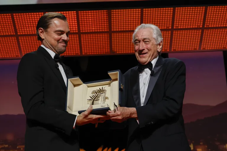 Roberts de Niro, saņemot "Zelta palmas zaru" par mūža ieguldījumu.